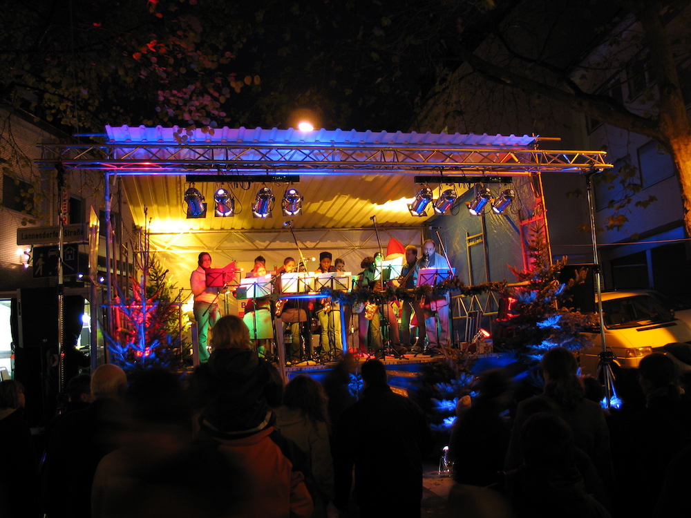 Brassrock auf der Bühne des Lannesdorfer Weihnachtsmarktes