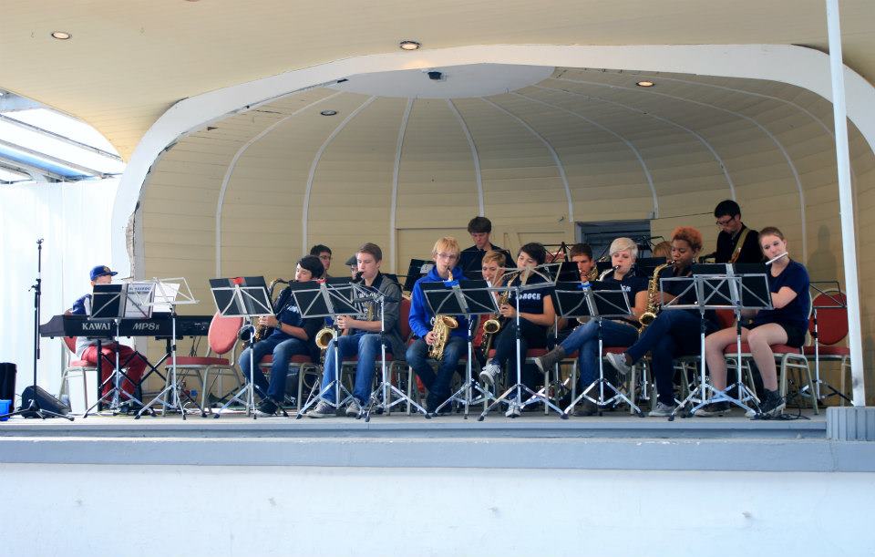 Ein Teil der Big-Band auf der recht kleinen Bühne des Hotels Dreesen Foto © Marquardt-Kuron 2012