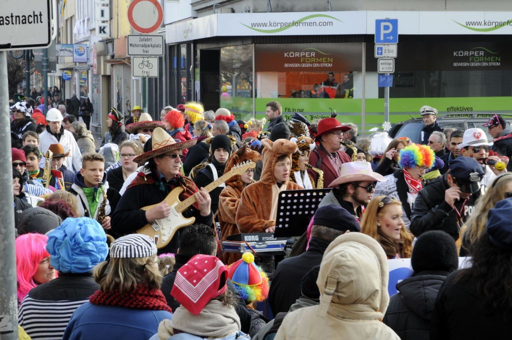 So muss es sein: Die stimmung kocht, die Leute singen und wir mitten drin Foto: gonpix@2015